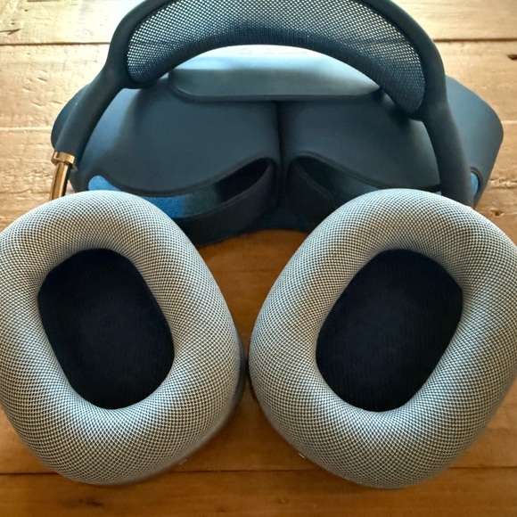 AirPods Max - Blue - Brand new, never used. With case. AppleCare has expired. - Picture 6 of 6